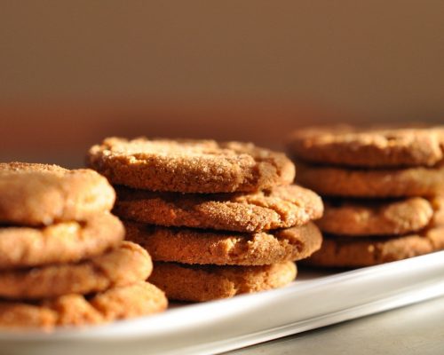 Galletas de mantequilla caseras recién horneadas, crujientes por fuera y suaves por dentro, ideales para compartir en cualquier ocasión.