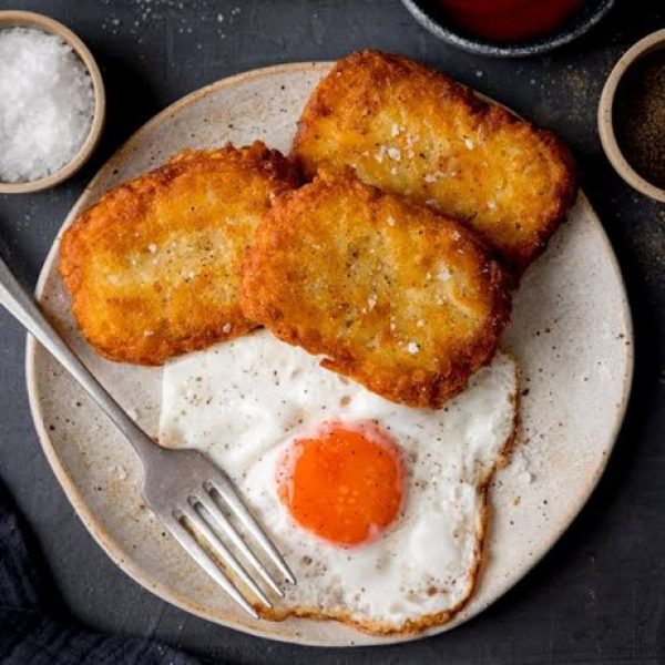 Hash brown de papa crujiente con huevo frito