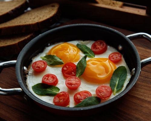 huevo cocotte con tomate y espinaca