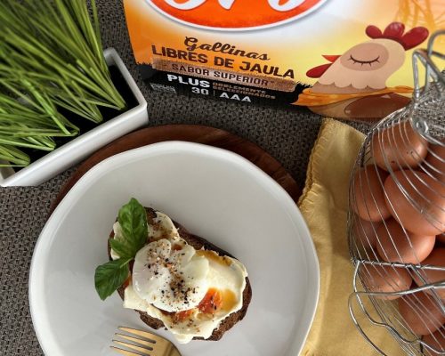 Huevo con queso fundido sobre pan tostado