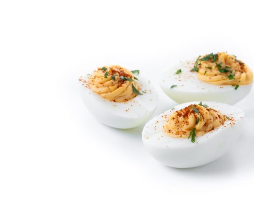 huevos endiablados en fondo blanco