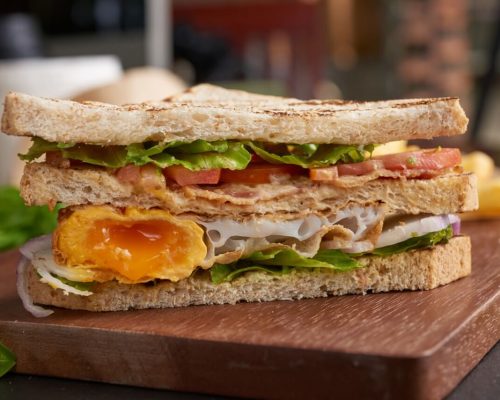 Un sándwich de huevo listo para comer